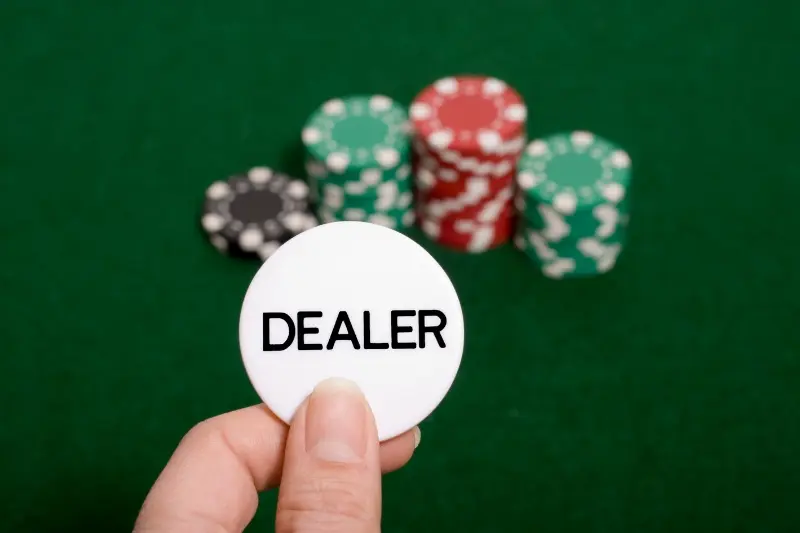 O que é dealer no poker